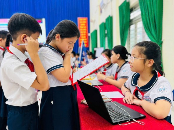 Phụ huynh tiểu học TP.HCM bất ngờ: Trong tiết tiếng Việt có âm nhạc, thể dục Phụ huynh tiểu học TP.HCM bất ngờ: Trong tiết tiếng Việt có âm nhạc, thể dục