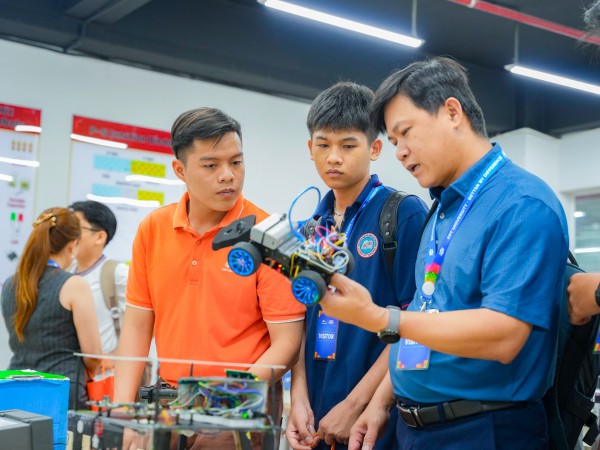 Phụ huynh và học sinh Gen Z kỳ vọng nhiều hơn một tấm bằng đại học