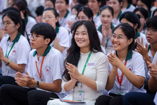 Phụ huynh và học sinh trước 'cơn bão AI'