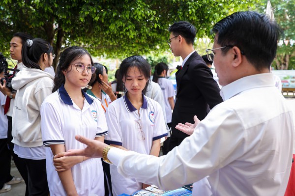 Phụ huynh và học sinh trước 'cơn bão AI'