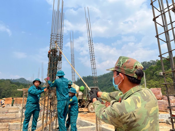 Quân khu 5 bàn phương án tăng tốc xây trường học vùng biên giới