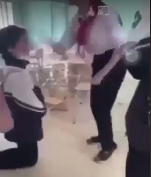 Quảng Bình: Nữ sinh quỳ gối, bị bạn học tát liên tiếp vào mặt