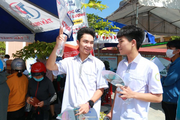 Quảng Bình: Thí sinh háo hức chạy vội khỏi trường thi khoe làm tốt đề văn