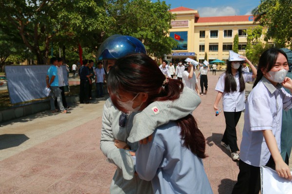 Quảng Bình: Thí sinh háo hức chạy vội khỏi trường thi khoe làm tốt đề văn