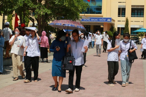 Quảng Bình: Thí sinh háo hức chạy vội khỏi trường thi khoe làm tốt đề văn