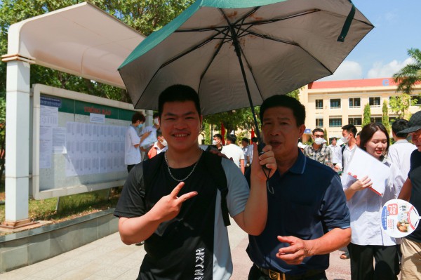 Quảng Bình: Thí sinh háo hức chạy vội khỏi trường thi khoe làm tốt đề văn