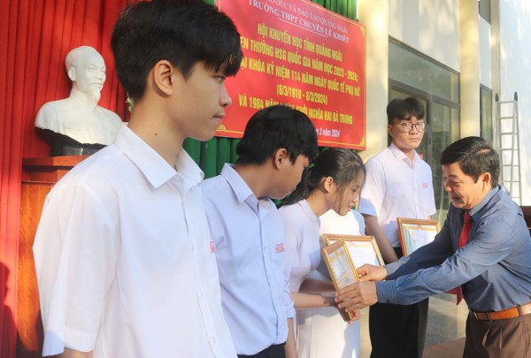 Quảng Ngãi: Khen thưởng 49 học sinh Trường THPT chuyên Lê Khiết