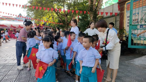 Quảng Ninh chi hơn 1.000 tỉ đồng cho năm học mới Quảng Ninh chi hơn 1.000 tỉ đồng cho năm học mới