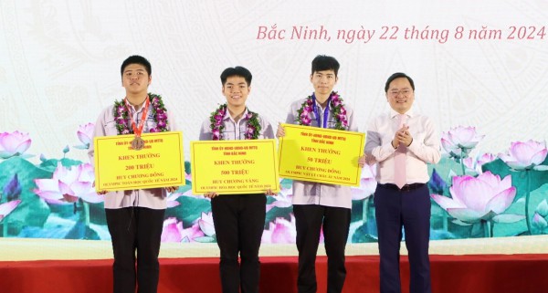 Quảng Ninh dẫn đầu về mức thưởng học sinh giỏi, 700 triệu đồng/giải