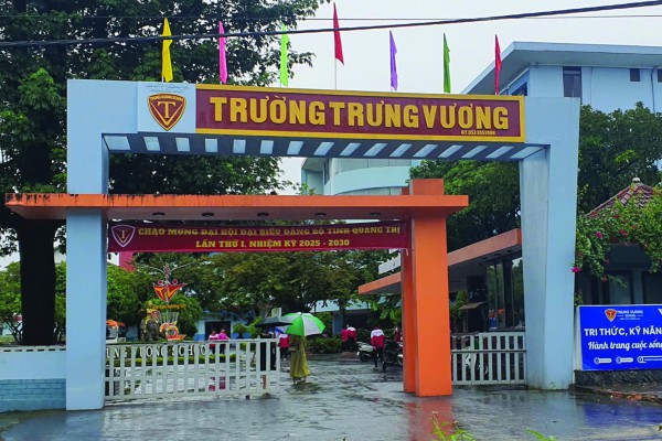 Quảng Trị: Tỉnh cho học sinh nghỉ tránh bão, một trường vẫn tổ chức dạy học Quảng Trị: Tỉnh cho học sinh nghỉ tránh bão, một trường vẫn tổ chức dạy học