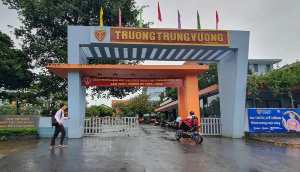 Quảng Trị: Tỉnh cho học sinh nghỉ tránh bão, một trường vẫn tổ chức dạy học Quảng Trị: Tỉnh cho học sinh nghỉ tránh bão, một trường vẫn tổ chức dạy học