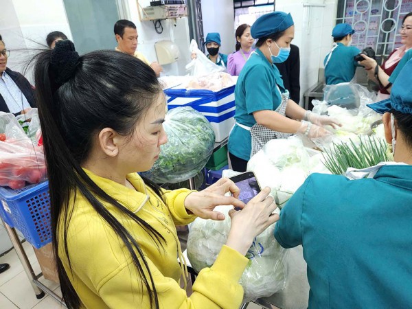 Quy trình bữa ăn bán trú: Làm bài bản nhưng vì sao hiệu trưởng vẫn lo?