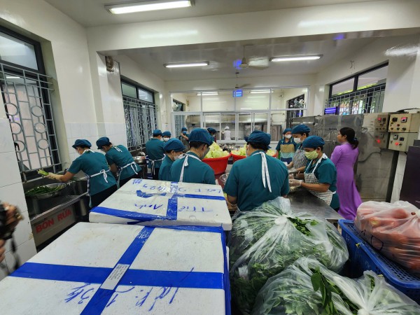 Quy trình bữa ăn bán trú: Làm bài bản nhưng vì sao hiệu trưởng vẫn lo?