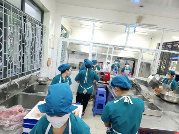 Quy trình bữa ăn bán trú Trường Bình Quới Tây và các nơi khác thế nào? Quy trình bữa ăn bán trú Trường Bình Quới Tây và các nơi khác thế nào?