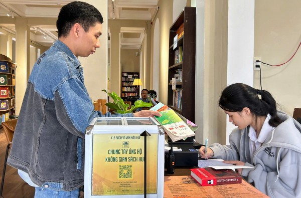 Quyên góp sách vở tặng học sinh vùng lũ Huế