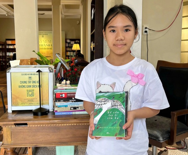 Quyên góp sách vở tặng học sinh vùng lũ Huế