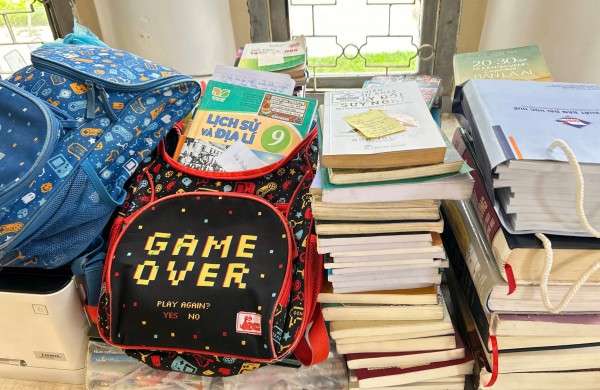 Quyên góp sách vở tặng học sinh vùng lũ Huế