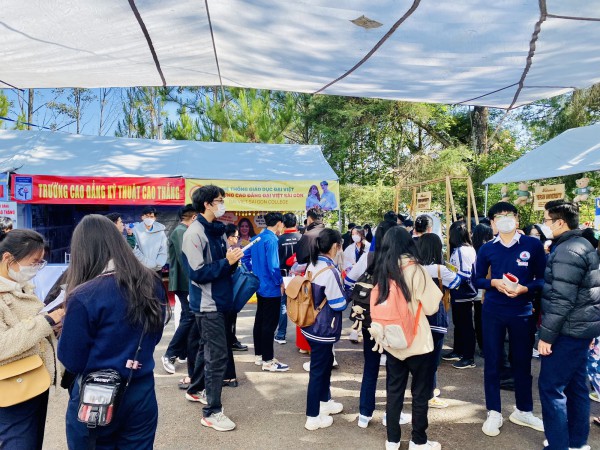 Rộn ràng Tư vấn mùa thi năm 2023 tại thành phố ngàn hoa