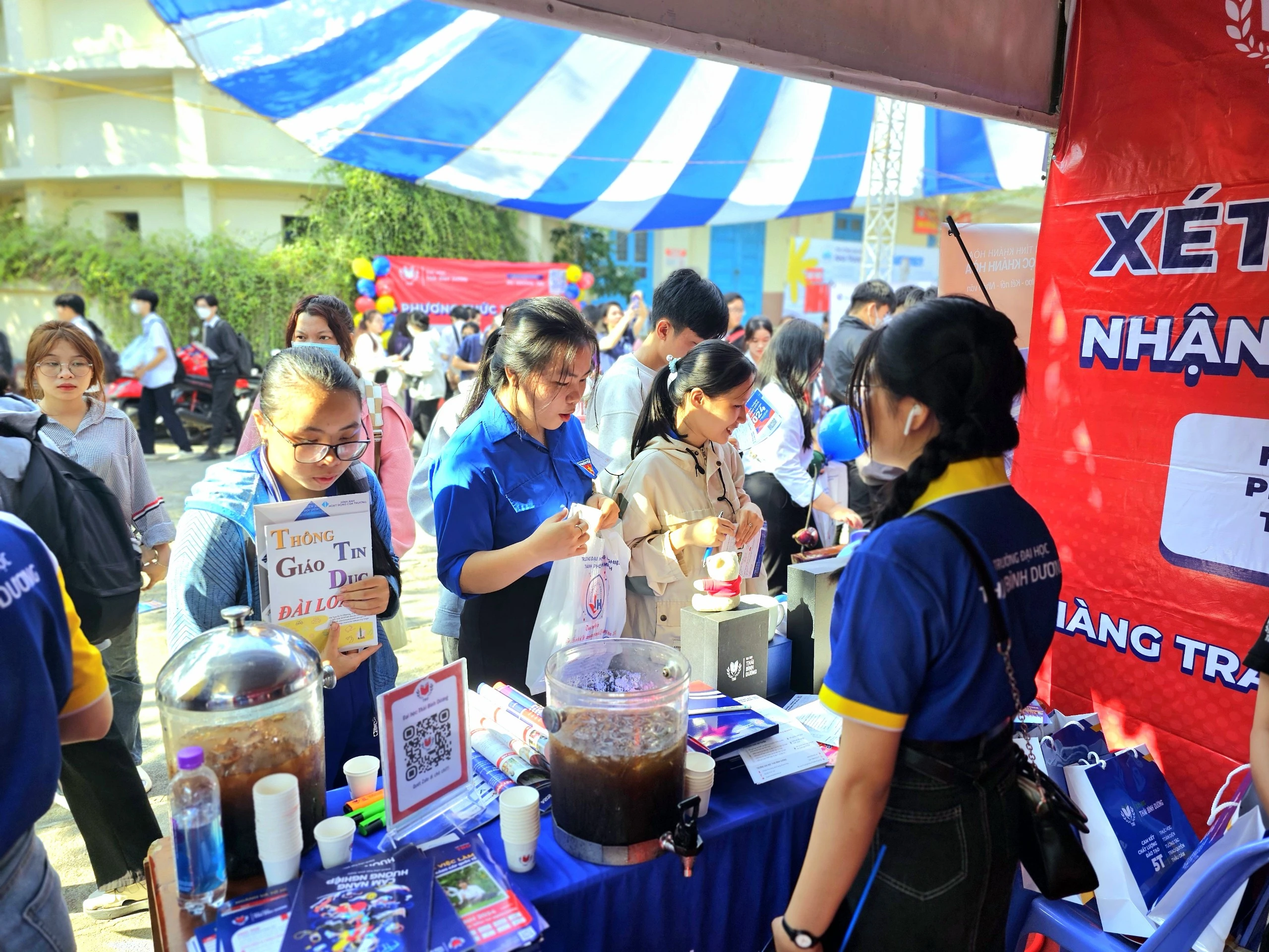 Rộn ràng, háo hức tại ngày hội Tư vấn mùa thi ở Nha Trang Rộn ràng, háo hức tại ngày hội Tư vấn mùa thi ở Nha Trang