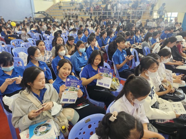 Rộn ràng, háo hức tại ngày hội Tư vấn mùa thi ở Nha Trang Rộn ràng, háo hức tại ngày hội Tư vấn mùa thi ở Nha Trang