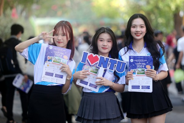 Rộn ràng, háo hức tại ngày hội Tư vấn mùa thi ở Nha Trang Rộn ràng, háo hức tại ngày hội Tư vấn mùa thi ở Nha Trang