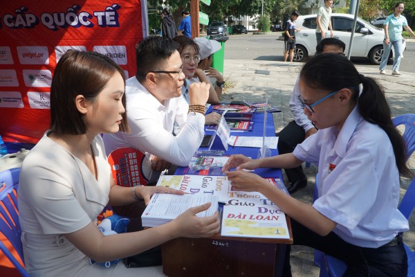 Rộn ràng, háo hức tại ngày hội Tư vấn mùa thi ở Nha Trang Rộn ràng, háo hức tại ngày hội Tư vấn mùa thi ở Nha Trang