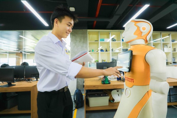 SIU AI Lab - Nơi sinh viên biến ý tưởng AI thành sản phẩm thực tế SIU AI Lab - Nơi sinh viên biến ý tưởng AI thành sản phẩm thực tế