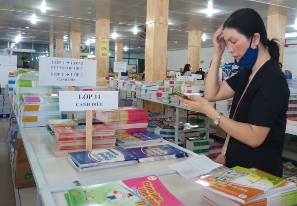 Sách giáo khoa đến hẹn lại lo: Có phải do sử dụng nhiều bộ sách?