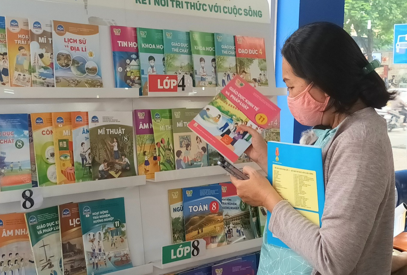 Sách giáo khoa đến hẹn lại lo: Nhà xuất bản nói gì?