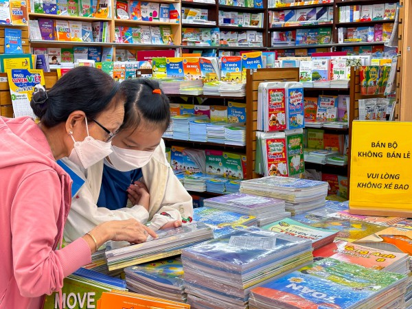 Sách giáo khoa đến hẹn lại lo: Nhà xuất bản nói gì?