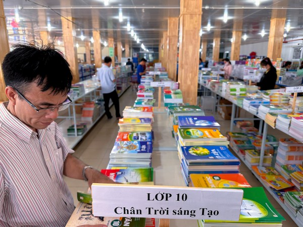 Sách giáo khoa đến hẹn lại lo: Nhặt nhạnh tìm mua từng quyển sách