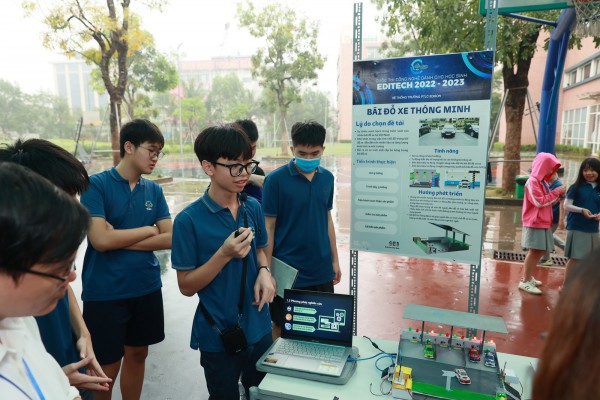 Sách giáo khoa không còn là nguồn học liệu duy nhất Sách giáo khoa không còn là nguồn học liệu duy nhất