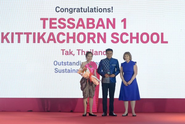 Sáng kiến học đường 'biến rác thành chữ' ở Indonesia đoạt giải cao nhất AIA 2025 Sáng kiến học đường 'biến rác thành chữ' ở Indonesia đoạt giải cao nhất AIA 2025
