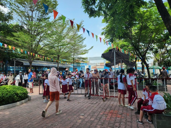 Sáng nay 220 học sinh Trường tiểu học Bình Quới Tây, TP.HCM nghỉ học