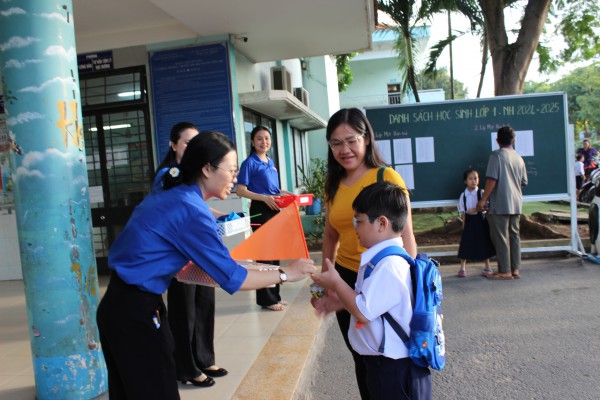 Sáng nay, hàng chục ngàn học sinh lớp 1 TP.HCM tựu trường