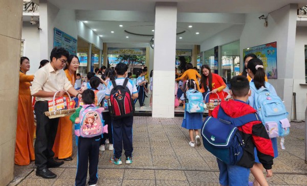 Sáng nay học sinh TP.HCM đi học lại, nơi nào còn nghỉ tết? Sáng nay học sinh TP.HCM đi học lại, nơi nào còn nghỉ tết?