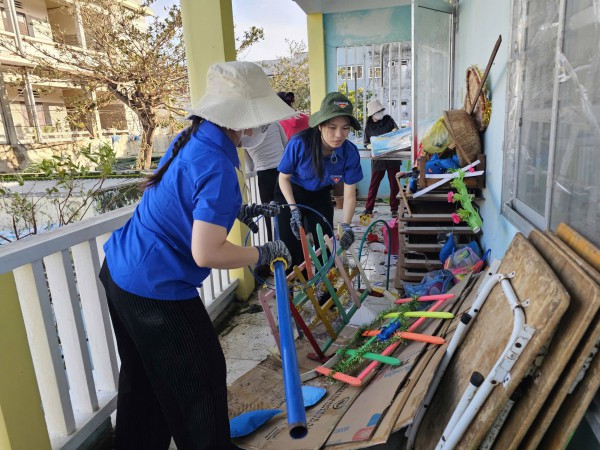 Sau chạy bão Kalmaegi, Gia Lai lại ‘chạy trường’ để học sinh sớm đến lớp Sau chạy bão Kalmaegi, Gia Lai lại ‘chạy trường’ để học sinh sớm đến lớp