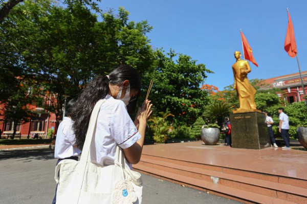 Sĩ tử Huế dâng hương lên Bác trước kỳ thi tốt nghiệp THPT