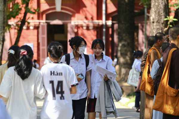 Sĩ tử Huế dâng hương lên Bác trước kỳ thi tốt nghiệp THPT