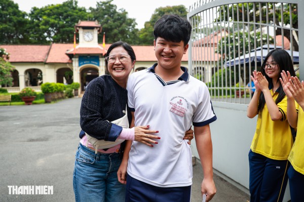 Sĩ tử TP.HCM rạng rỡ trong vòng tay cha mẹ ngày đầu thi tuyển sinh lớp 10