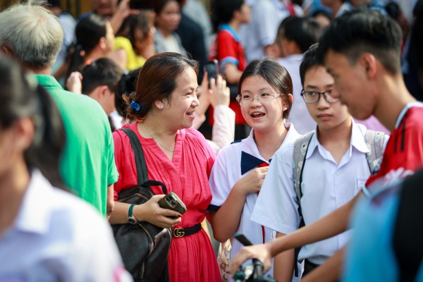 Sĩ tử TP.HCM rạng rỡ trong vòng tay cha mẹ ngày đầu thi tuyển sinh lớp 10