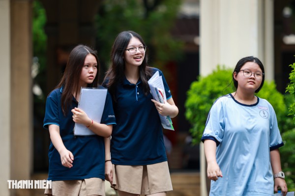 Sĩ tử TP.HCM rạng rỡ trong vòng tay cha mẹ ngày đầu thi tuyển sinh lớp 10