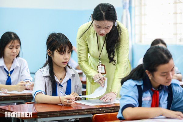 Sĩ tử TP.HCM rạng rỡ trong vòng tay cha mẹ ngày đầu thi tuyển sinh lớp 10