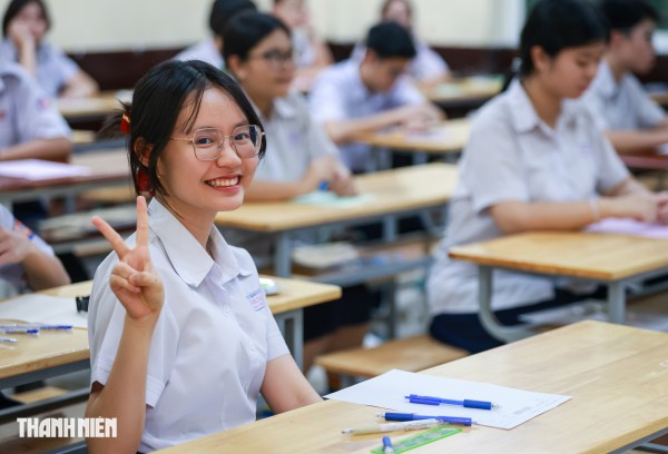 Sĩ tử TP.HCM rạng rỡ trong vòng tay cha mẹ ngày đầu thi tuyển sinh lớp 10
