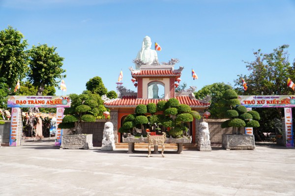 Sĩ tử đổ về chùa 300 năm tuổi trước ngày thi tốt nghiệp THPT Sĩ tử đổ về chùa 300 năm tuổi trước ngày thi tốt nghiệp THPT