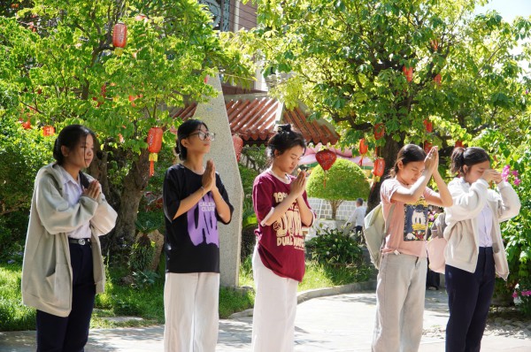 Sĩ tử đổ về chùa 300 năm tuổi trước ngày thi tốt nghiệp THPT Sĩ tử đổ về chùa 300 năm tuổi trước ngày thi tốt nghiệp THPT