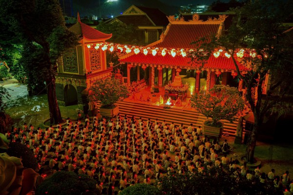 Sĩ tử đổ về chùa 300 năm tuổi trước ngày thi tốt nghiệp THPT Sĩ tử đổ về chùa 300 năm tuổi trước ngày thi tốt nghiệp THPT