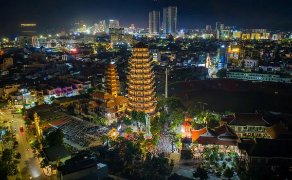 Sĩ tử đổ về chùa 300 năm tuổi trước ngày thi tốt nghiệp THPT Sĩ tử đổ về chùa 300 năm tuổi trước ngày thi tốt nghiệp THPT