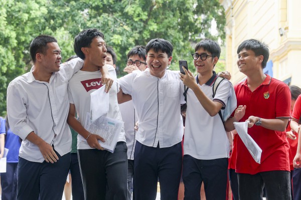 Sĩ tử vỡ òa đón sinh nhật ngay khi kết thúc kỳ thi tốt nghiệp THPT