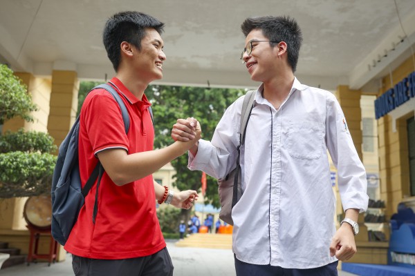 Sĩ tử vỡ òa đón sinh nhật ngay khi kết thúc kỳ thi tốt nghiệp THPT
